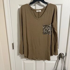 NWOT Zenana Outfitters Tan V-Neck Top with Leopard Accent